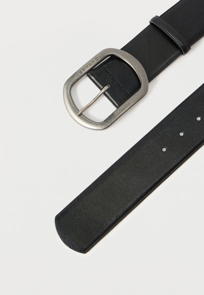 Svart læderbælte med en rektangulær sølvfarvet spænde, der har "WEEKEND" præget. Glat tekstur med flere justeringshuller.