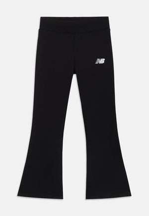 Fekete, bővülő sportnadrág, elasztikus derékpánttal és fehér New Balance logóval a bal combon, fehér háttéren, teljesen kiterítve bemutatva.