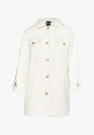 Balts teksturēts mētelis ar apkakles izgriezumu, zelta pogu aizdari, divām priekšējām kabatām un piedurknēm ar rullīšu tabiem.