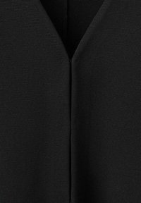 Čierna pletená látka s výstrihom do V a stredovým švom. Textúra je hladká a farba sa javí ako jednotná bez vzorov.