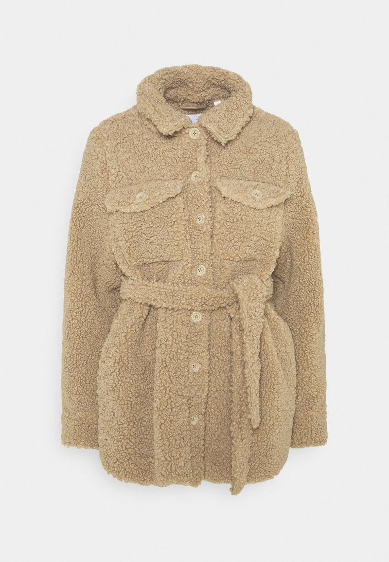 Beige sako z sherpy na knoflíky s límcem, dvěma náprsními kapsami na knoflík a odpovídajícím páskem z látky uvázaným v pase.