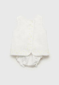 Vit ärmlös topp med gulblommig broderi och spetskanter, i kombination med matchande vit bloomer-nederdel med samlade kanter.