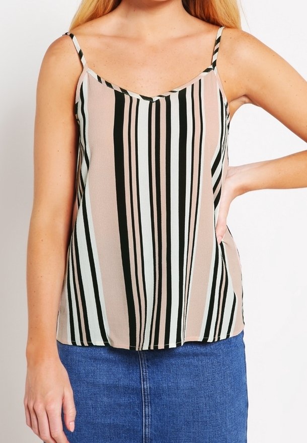 Camisole a righe in nero, crema e rosa pastello. Tessuto leggero, con spalline sottili regolabili e scollatura a V. Rigature orizzontali.