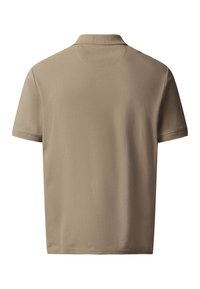 Polo de manga corta de color marrón claro liso mostrado desde atrás con cuello y detalles cosidos en las mangas y el escote.