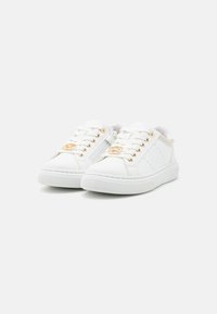 Vita sneakers i läder och gummi med gulddetaljer, rund tå, perforerade sidor och texturerad vit gummisula.