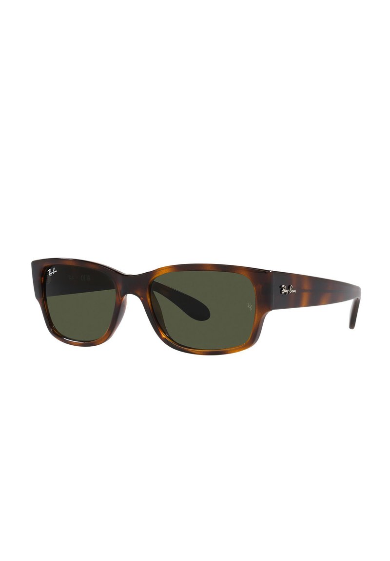 Occhiali da sole tartaruga marrone con lenti verdi, design a occhiale quadrato oversize e un branding sottile sulla tempia. Texture liscia.
