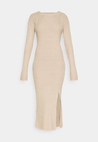 Robe en maille côtelée beige, avec manches longues, encolure ronde et fente latérale pour faciliter les mouvements.