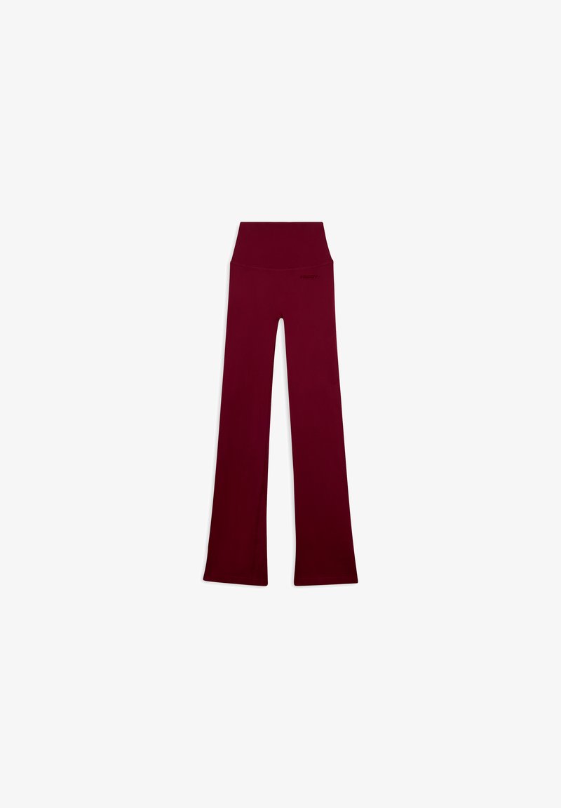 Pantaloni yoga bordeaux a vita alta con un ampia cintura e gambe leggermente svasate, distesi su uno sfondo bianco.