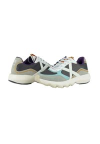 Sneaker con un mix di materiali grigi, menta e bianchi. Presenta una tomaia in tessuto testurizzato, una suola bianca spessa e accenti a contrasto.