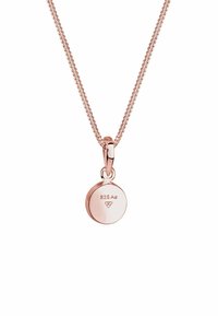 Náhrdelník z ružového zlata s jemným retiazkou a kruhovým príveskom, na ktorom je vyrytá značka "925 Ag". Hladký povrch, leštený vzhľad.