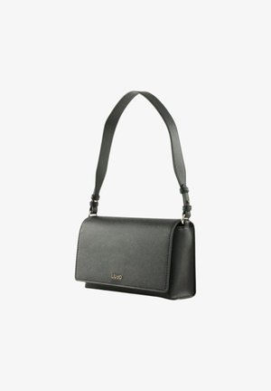 Sac à bandoulière rectangulaire en cuir noir avec bandoulière réglable et petit logo métallique de la marque sur le rabat avant.