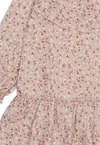 Rotes Kleid mit pinken Blumen und weißen Blüten sowie braunen Blättern. Verfügt über einen rüschierten Ausschnitt und eine geraffte Taille. Weicher Stoff mit einem zarten Muster.