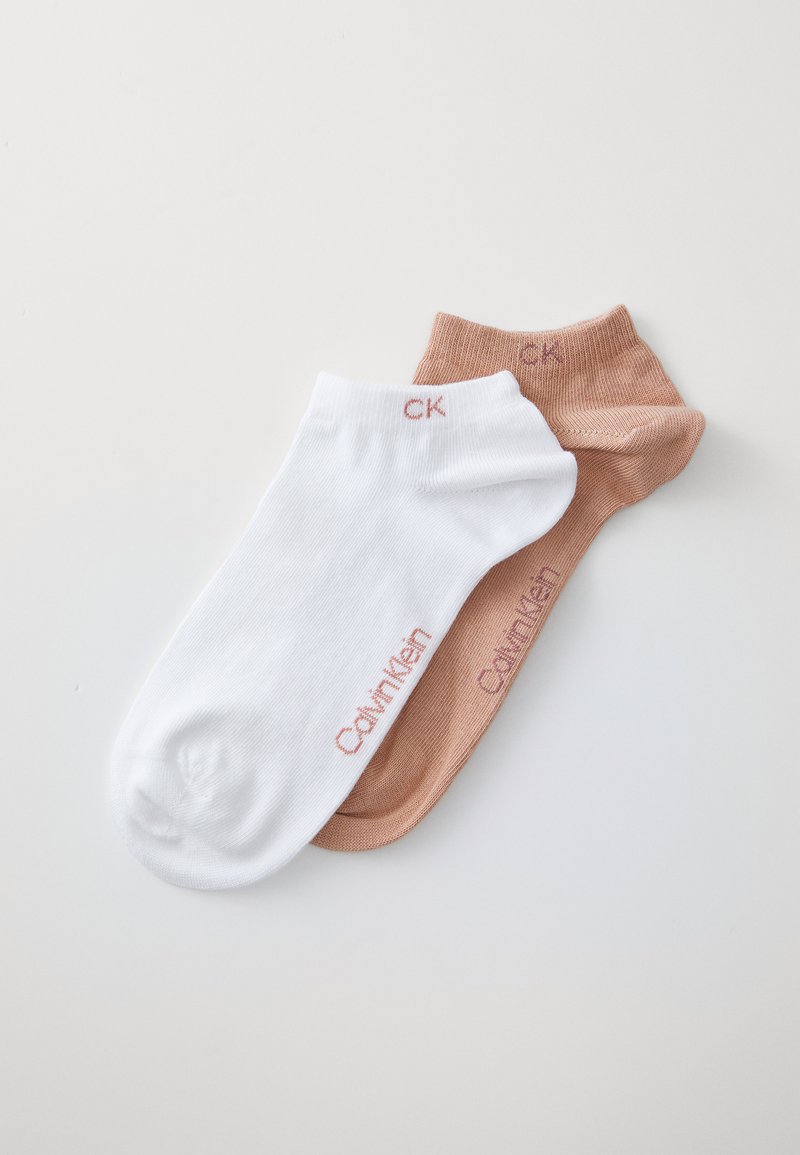 Calcetines tobilleros Calvin Klein en blanco y marrón claro. Mezcla de algodón suave, con logotipo y colores contrastantes. Diseño de corte corto.