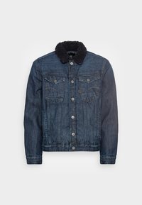 Jeansjacka i mörkblått med en svart, fluffig krage, utrustad med två bröstfickor, silvriga knappar och kontrasterande sömmar.