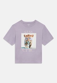 Μωβ κοντομάνικη μπλούζα με γραφικό ενός λεοπαρδάλου που φορά γυαλιά ηλίου σε σχήμα καρδιάς και κείμενο "ΜΕΙΝΕ ΚΟΜΨΟΣ" στο μπροστινό μέρος.