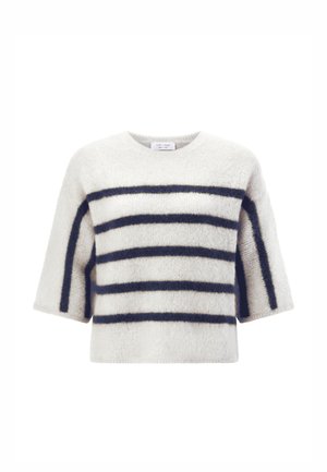 Suéter gris claro con rayas horizontales azul marino, mangas cortas, cuello redondo y una textura suave y esponjosa. Etiqueta visible dentro del cuello.