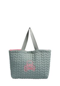 Borsa a tote grigia trapuntata con interno rosa, con un design di teschio e ossa incrociate ricamato di rosa sulla parte frontale e doppi manici grigi.