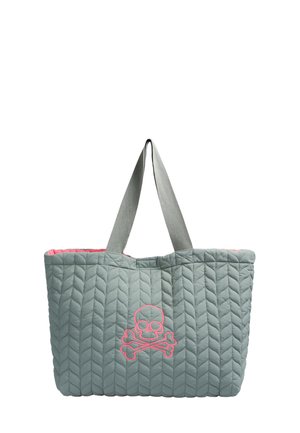 Bolso tote acolchado gris con interior rosa, que presenta un diseño de calavera y huesos cruzados bordado en rosa en la parte delantera y dos asas gris.