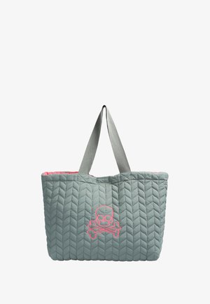 Sac fourre-tout matelassé gris avec une doublure rose, orné d'un design de skull et os croisés brodé en rose à l'avant, et de doubles poignées grises.