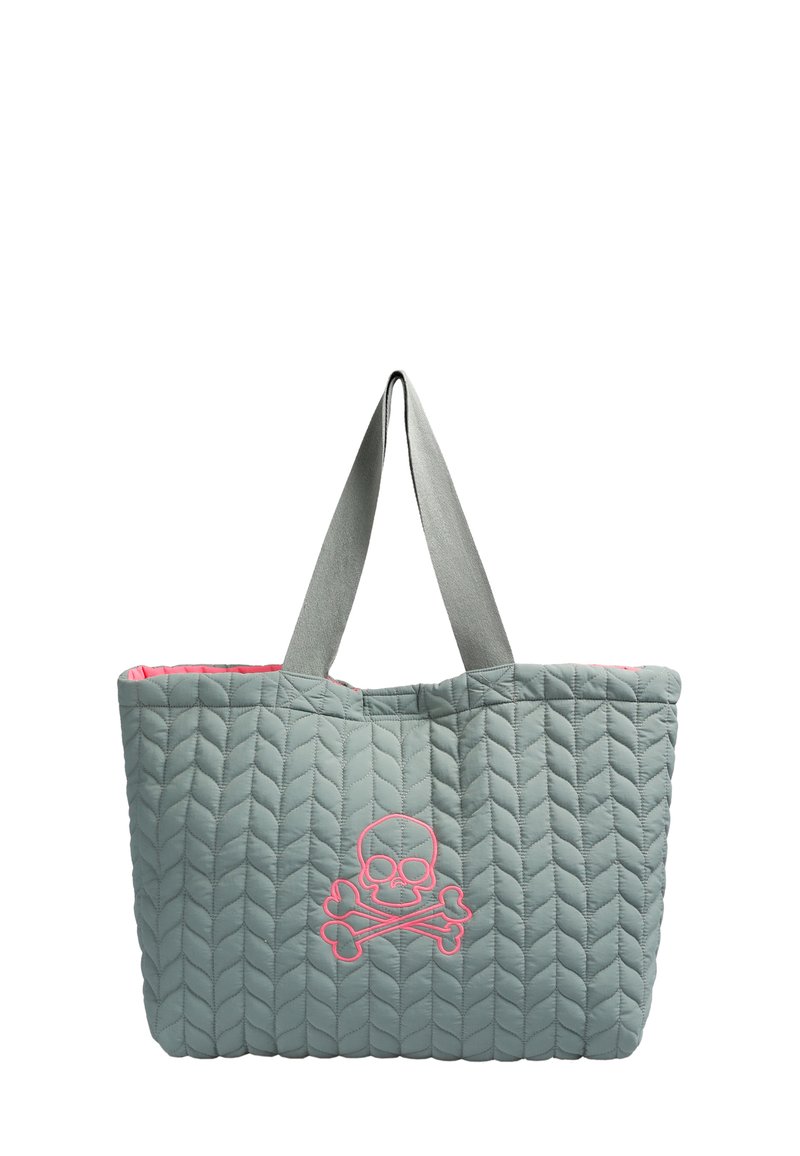 Borsa a tote grigia trapuntata con interno rosa, con un design di teschio e ossa incrociate ricamato di rosa sulla parte frontale e doppi manici grigi.