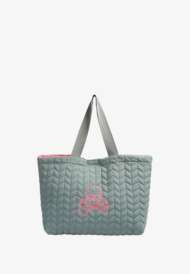 Borsa a tote grigia trapuntata con interno rosa, con un design di teschio e ossa incrociate ricamato di rosa sulla parte frontale e doppi manici grigi.