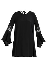 Svart klänning med långa, utsvängda ärmar som har spetsdekoration. Mjukt tyg, rund halsringning och en nyckelhålsknäppning bak.