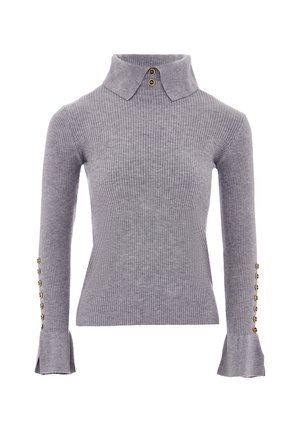 Pull en maille côtelée gris avec des manches longues, un col et des accents de boutons dorés aux poignets. Texture douce et design ajusté.
