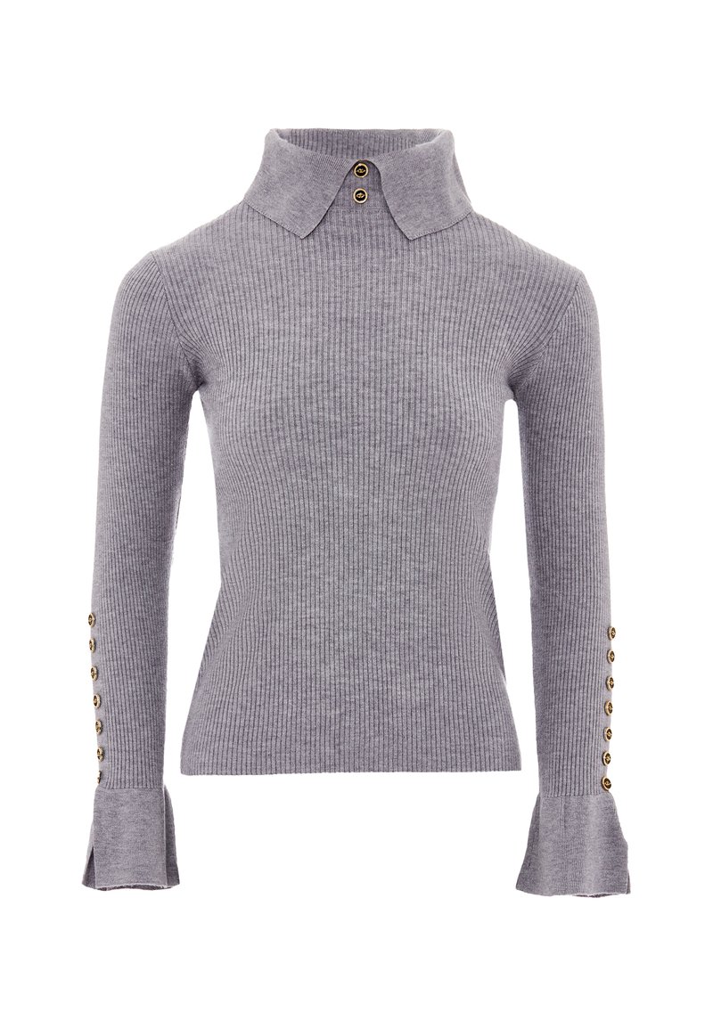 Pull en maille côtelée gris avec des manches longues, un col et des accents de boutons dorés aux poignets. Texture douce et design ajusté.