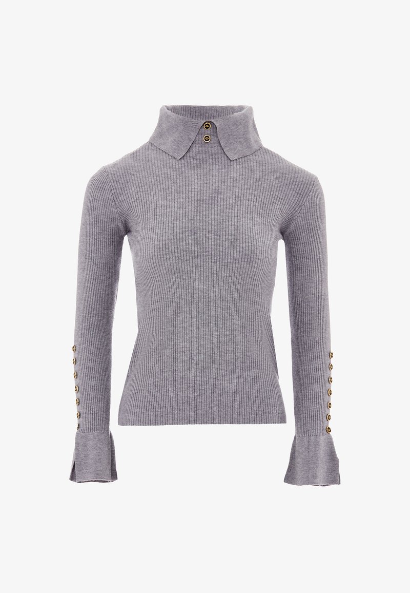 Pull en maille côtelée gris avec des manches longues, un col et des accents de boutons dorés aux poignets. Texture douce et design ajusté.