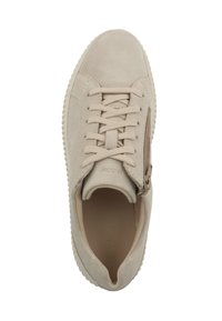 Beige semišové tenisky s kulatou špičkou, šněrováním, bočním zipem a texturovanou gumovou podešví. Jednoduchý design s minimálním detailem.