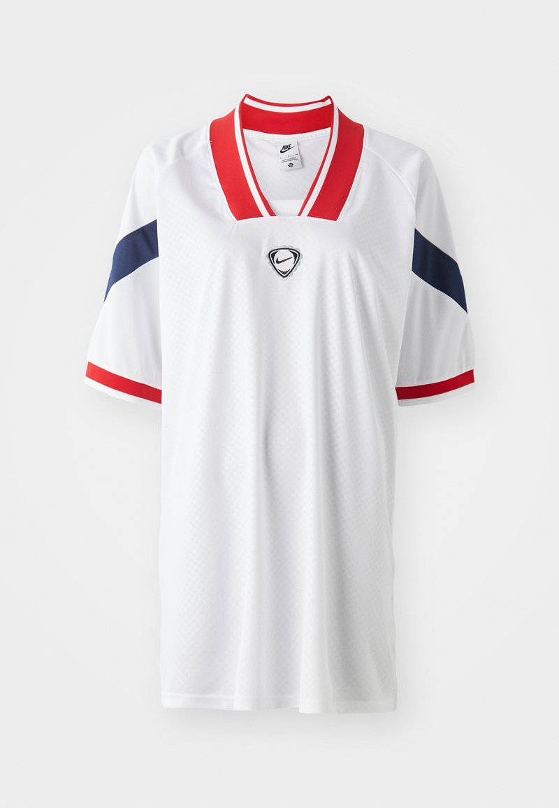 Weißes Sporttrikot mit roten und marineblauen Akzenten, V-Ausschnitt, kurzen Ärmeln und einer Mesh-Textur sowie einem Logodetail auf der Brust.