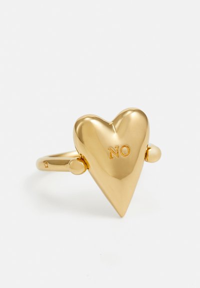 Goldenes herzförmiges Ring mit glänzender Oberfläche, mit dem Wort "NEIN" auf der Vorderseite eingraviert, und runden Akzenten am Band.