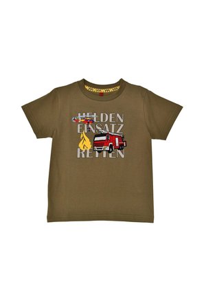Olivgrünes Kurzarmhemd mit Feuerwehreinsatz-Thema, darauf ein rotes Feuerwehrauto, eine gelbe Flamme, ein rot-blauer Hubschrauber und deutscher Text.