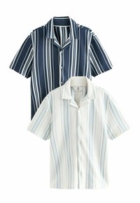 Dos camisas de manga corta: una en azul marino con rayas blancas, y la otra en blanca con rayas azules. Ambas cuentan con botón en la parte frontal y un cuello clásico.