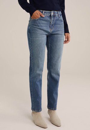 Jeans de tiro alto en azul claro, con corte recto, confeccionados en denim, que cuentan con bolsillos frontales y un lavado ligeramente desgastado.