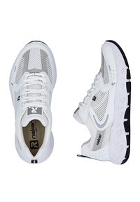 Baskets de sport en mesh blanc et gris avec lacets, semelle noire et blanche, et marque "rieker" sur le côté et la semelle intérieure.