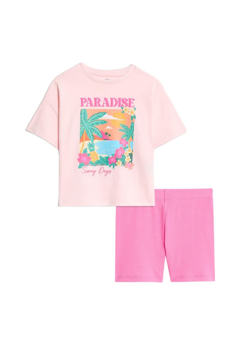 T-shirt in cotone rosa chiaro con grafica "PARADISE", che presenta foglie e fiori tropicali. Pantaloni corti in cotone rosa coordinati con una texture a coste.