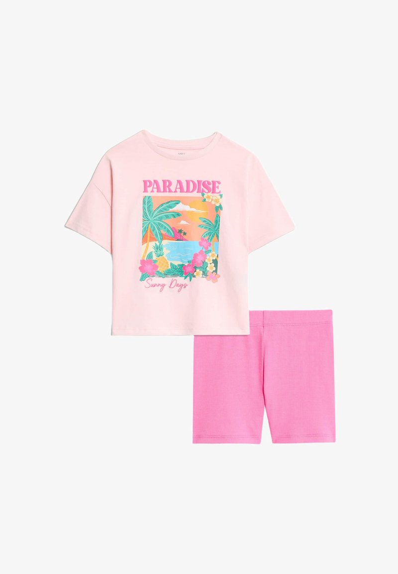 Lichtroze katoenen t-shirt met "PARADISE" grafiek, featuring tropische bladeren en bloemen. Bijpassende roze katoenen shorts met een ribbeltextuur.