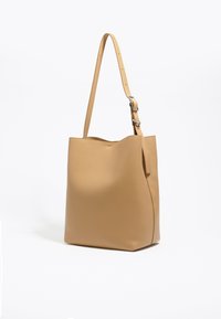 Torebka tote w kolorze brązowym z gładką fakturą, z jedną regulowaną rączką oraz minimalistycznym wzornictwem, z otwartą górą i bez widocznych elementów metalowych.