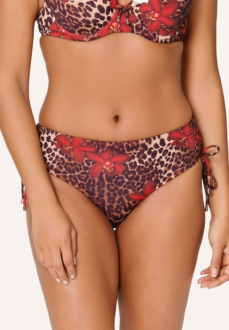 Bikini mit Leopardenmuster und roten Blumenakzenten. Verfügt über ein gebundenes Seitendetail und eine glatte Textur. Die Farbpalette umfasst Braun, Rot und Beige.
