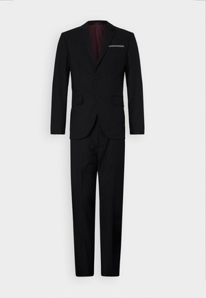 Costume noir avec une veste à simple boutonnage et un pantalon assorti. La veste est dotée d'une doublure bordeaux et d'une poche poitrine unique avec un accent gris.