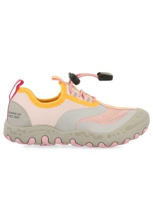 Chaussure légère pour enfants en rose, orange et gris. Caractéristiques : maillage respirant, semelle rembourrée avec un design ondulé et lacets élastiques.