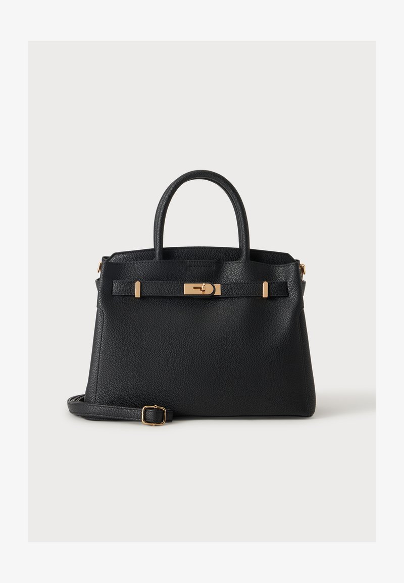 Bolso de mano de piel con textura negra, cierre dorado, doble asa y correa de hombro ajustable, colocado delante sobre fondo blanco.