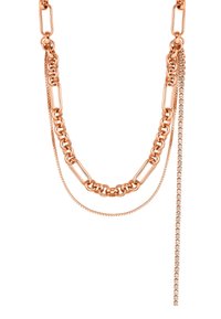 Collana a catena in oro rosa con più strati: anelli spessi, sezioni di catena delicate e un filo con accenti di cristalli trasparenti.