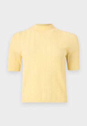 Haut en maille côtelée à manches courtes de couleur jaune pâle avec un col montant et des rayures texturées verticales, présenté sur un fond blanc uni.