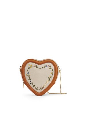 Herzförmige beige Stofftasche mit braunem Lederbesatz, Blumenstickerei, goldener Kettenriemen und goldenem Reißverschluss-Zug.