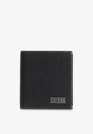Portefeuille en cuir noir texturé avec des coutures blanches et un logo "GUESS" argenté dans le coin inférieur droit.
