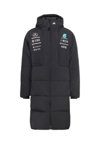 Zwarte lange gewatteerde winterjas met capuchon, voorzien van Mercedes AMG Petronas Formule 1 teamlogo's en sponsorbranding op de borst en mouwen.