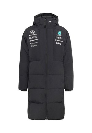 Abrigo largo negro acolchado de invierno con capucha, con los logotipos del equipo Mercedes AMG Petronas de Fórmula 1 y las marcas de los patrocinadores en el pecho y las mangas.