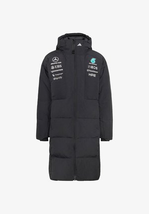Abrigo largo negro acolchado de invierno con capucha, con los logotipos del equipo Mercedes AMG Petronas de Fórmula 1 y las marcas de los patrocinadores en el pecho y las mangas.